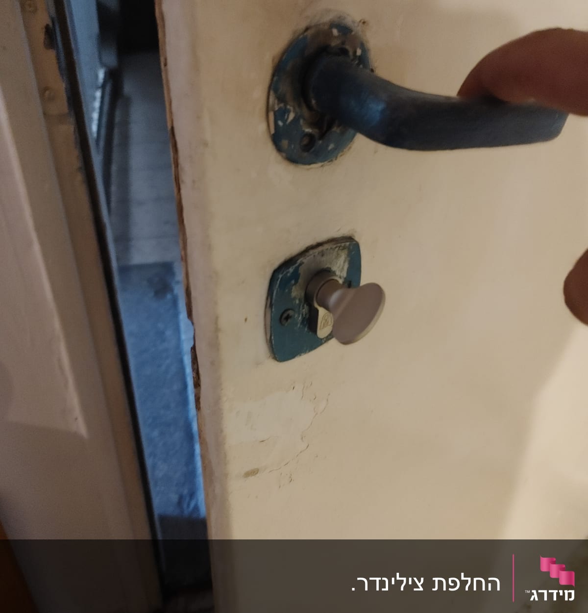 ידית ודלת עם מנעול ישן